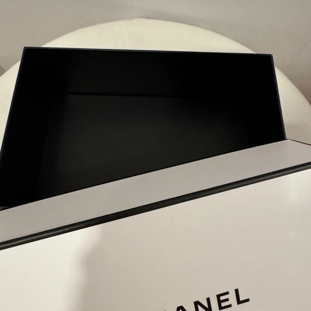 CHANEL channel empty